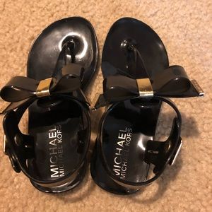 MICHAEL KORS (GIRLS) BOW TYE SANDALS